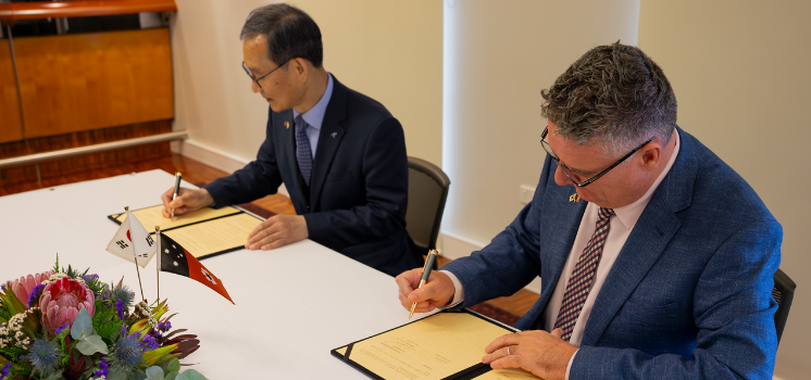 Image: Minister for Mining Mark Monaghan and Mr Hwang, Kyu-Yearn, CEO and President of KOMIR sign the Memorandum of Understanding.
