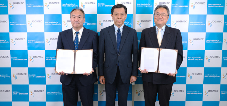 JOGMEC (left to right) Mr Hiroshi KUBOTA, Executive Vice President of Metals Unit, Mr Michio DAITO, President, and Mr Hiroyuki MORI, Executive Vice President of Energy Business Unit.